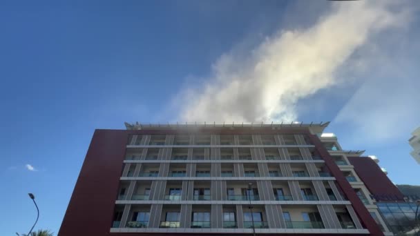 Dym Pożaru Nad Dachem Budynku Mieszkalnego Wysokiej Jakości Materiał — Wideo stockowe