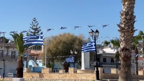 Bandiere Greche Sventolano Nel Vento Una Piccola Città Filmati Alta — Video Stock