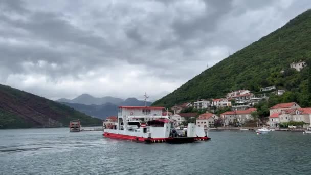 货船横渡大海 到达山脚下的海岸 高质量的4K镜头 — 图库视频影像