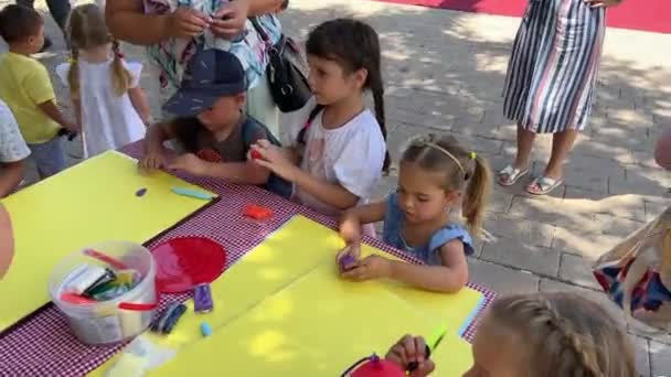 Çocuklar Sokakta Masanın Üzerine Keçeli Kalemlerle Sarı Kağıt Çiziyor Yüksek — Stok video