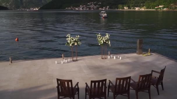 Kahverengi Sandalyeler Iskelede Duruyor Raflardaki Çiçek Buketlerinin Önünde Yüksek Kaliteli — Stok video