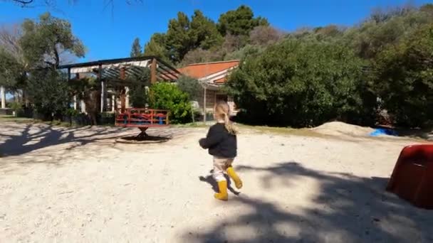 Menina Corre Para Carrossel Parque Infantil Cai Movimento Lento Imagens — Vídeo de Stock