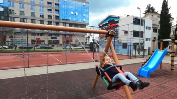 Bambina Oscilla Altalena Catena Nel Parco Giochi Nel Cortile Filmati — Video Stock