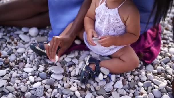 Mãe Menina Brincando Com Pedrinhas Pequenas Cortada Imagens Alta Qualidade — Vídeo de Stock