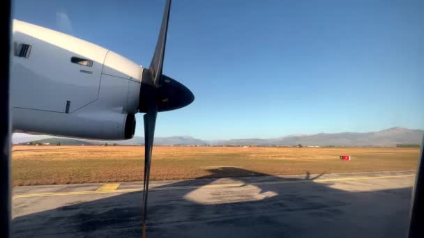 Repülőtéren Álló Repülőgép Forgópropellere Kiváló Minőségű Felvételek — Stock videók