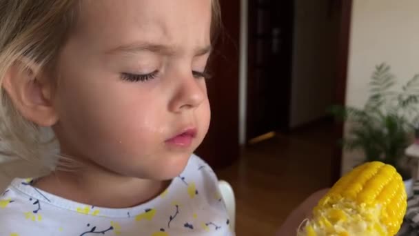 Menina Come Uma Cabeça Milho Fervida Segurando Com Duas Mãos — Vídeo de Stock
