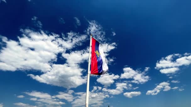 Bandeira Igreja Ortodoxa Sérvia Flutua Mastro Bandeira Contra Céu Nublado — Vídeo de Stock