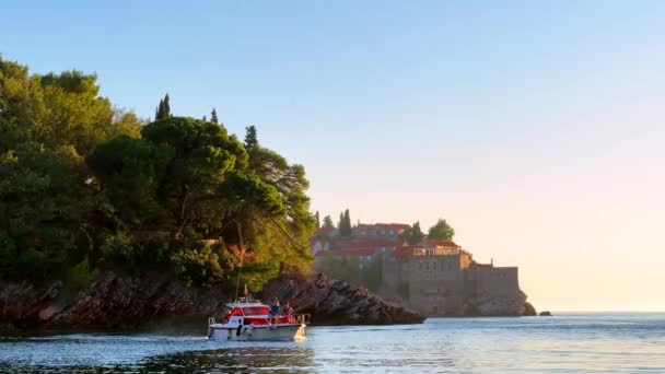 Hajó Sziklás Partról Indul Sveti Stefan Szigete Közelében Montenegró Kiváló — Stock videók