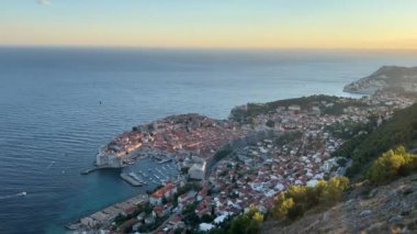 Budva kıyısındaki dağdan Kotor Körfezi 'nin yakınına bak. Karadağ. Yüksek kalite 4k görüntü