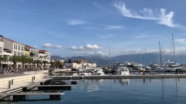 Kıyıya demirlemiş yatlar, konforlu villalar ve yeşil palmiye ağaçları. Yüksek kalite 4k görüntü