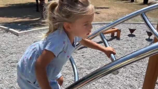 Petite Fille Monte Les Marches Des Barres Singe Dans Cour Clip Vidéo