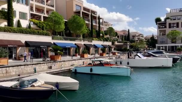 Barcos Motor Estão Atracados Cais Com Casas Coloridas Lojas Costa — Vídeo de Stock