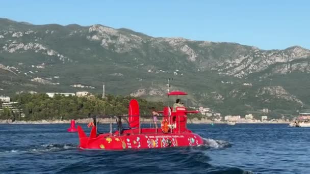 Красная Подводная Лодка Плавает Морю Фоне Горного Хребта Высококачественные Кадры — стоковое видео