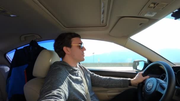 Junger Mann Mit Sonnenbrille Fährt Auto Auf Einer Straße Den — Stockvideo