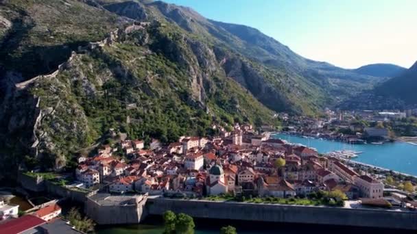 Aziz Niklas Kilisesi Kırmızı Çatıları Olan Eski Evlerin Arasında Kotor — Stok video