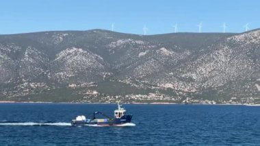 Kargo feribotu dağların arka planına karşı denizde yüzer. Yüksek kalite 4k görüntü