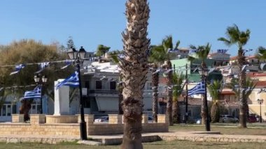 Küçük bir kasabada rüzgarda dalgalanan Yunanistan bayrakları. Yüksek kalite 4k görüntü