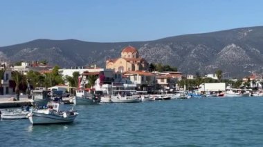 Kilada kasabasının kıyılarında bir dağ sırasının arka planında demirli yatlar var. Yüksek kalite 4k görüntü