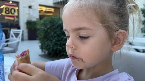Petite Fille Visage Taché Finit Son Cône Glace Images Haute — Video