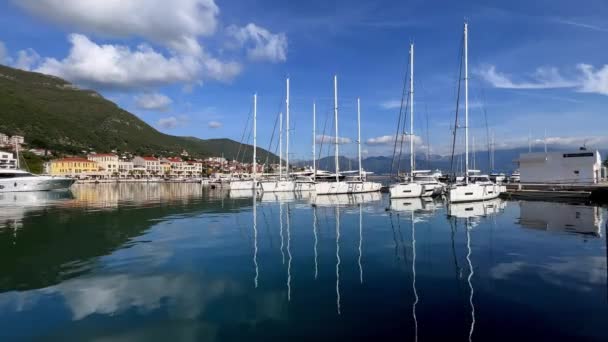 Marina Con Yacht Sullo Sfondo Case Colorate Piedi Delle Montagne — Video Stock