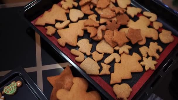 Foaie Copt Biscuiți Crăciun Află Masă Lângă Produse Patiserie Glazurate — Videoclip de stoc