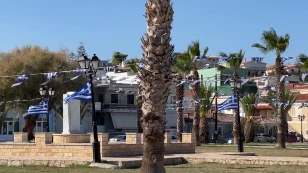 Küçük Bir Kasabada Rüzgarda Dalgalanan Yunanistan Bayrakları Yüksek Kalite Görüntü — Stok video