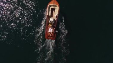 Erkek ve kadın, denizde yelken açan bir yatta kucaklaşarak yatıyorlar. Yüksek kalite 4k görüntü