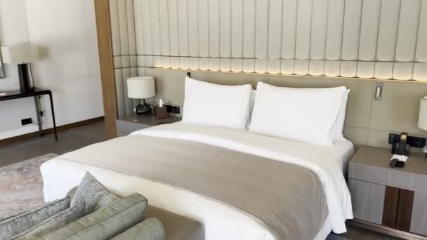 Bir Otel Odasında Komodinli Çift Kişilik Yatak Gece Lambaları Yüksek — Stok video