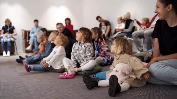 Kleine Kinderen Met Hun Ouders Zitten Vloer Kleuterschool Kijken Naar — Stockvideo