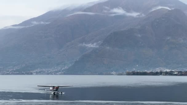 小水上飞机在高山的背景下漂浮在海面上 高质量的4K镜头 — 图库视频影像