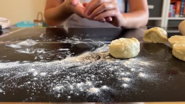 Baker Déploie Des Morceaux Pâte Sur Une Table Saupoudrée Farine — Video