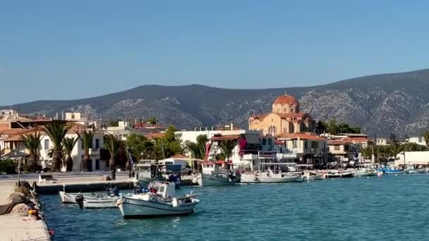 Barco Está Balançando Nas Ondas Porto Kilada Peloponeso Grécia Imagens — Vídeo de Stock
