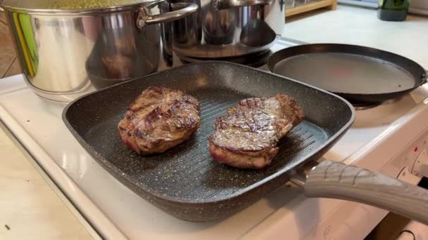 Les Steaks Frits Sont Cuits Dans Une Poêle Sur Cuisinière Séquence Vidéo Libre De Droits