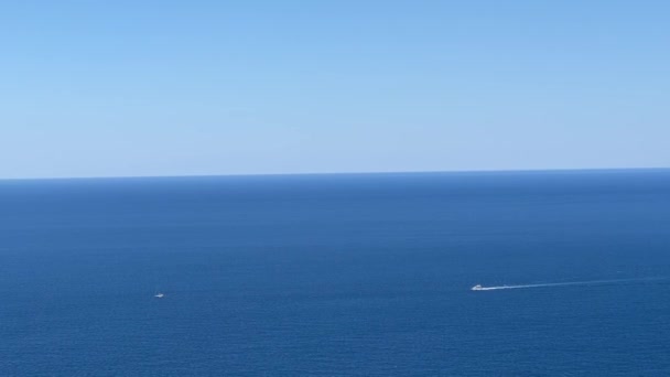Motor Yacht Naviga Sul Mare Contro Orizzonte Blu Brillante Filmati Filmato Stock