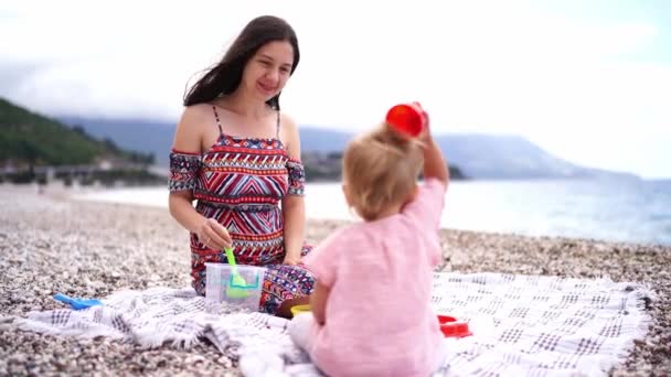 Mãe Com Uma Criança Pequena Brincando Com Moldes Plástico Sentado — Vídeo de Stock