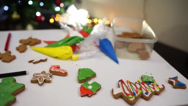Mnohobarevné Zdobené Vánoční Cukroví Leží Stole Vysoce Kvalitní Záběry — Stock video