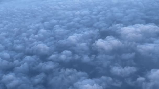 在黑暗的天空中 白色的积云在移动 高质量的4K镜头 — 图库视频影像