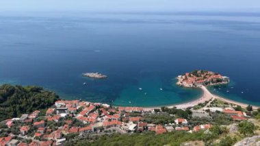 Dağdan Kotor Körfezi 'ndeki adanın yakınındaki tatil köyü Sveti Stefan' a bak. Karadağ. Yüksek kalite 4k görüntü