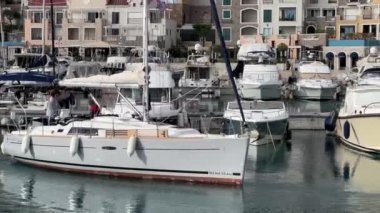 Lustica Körfezi 'ndeki rıhtımda küçük bir yelken yatı var. Karadağ. Yüksek kalite 4k görüntü