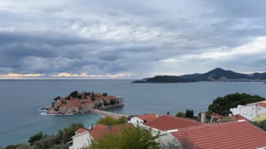 Kotor Körfezi 'nin çatısındaki Sveti Stefan adasının manzarası. Yüksek kalite 4k görüntü