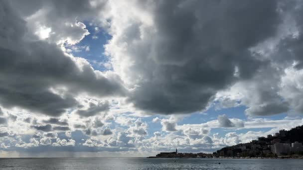 Ακτίνες Του Ήλιου Διαπερνούν Βαριά Πυκνά Σύννεφα Πάνω Από Θάλασσα — Αρχείο Βίντεο