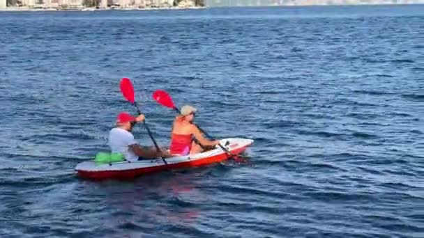 乘坐皮划艇的游客正沿着海湾航行 积极划桨 高质量的4K镜头 — 图库视频影像
