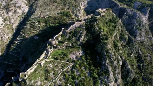 Benteng John Pegunungan Dekat Kota Kotor Drone Rekaman Berkualitas Tinggi — Stok Video