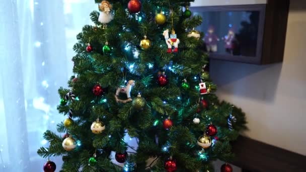 Árbol Navidad Verde Decorado Con Juguetes Colores Guirnaldas Luminosas Habitación — Vídeos de Stock