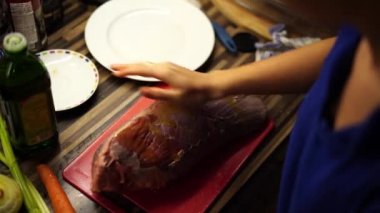 Aşçı çiğ etin üzerine zeytinyağı döker ve onu ovuşturur. Yüksek kalite 4k görüntü