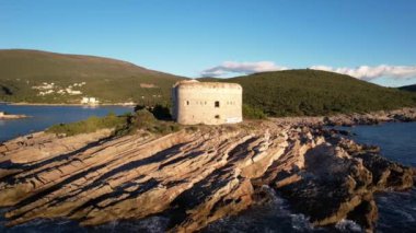 Denizde kayalık bir yarımadada antik taş kale Arza. Karadağ. Yüksek kalite 4k görüntü