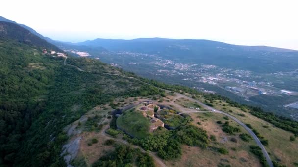 Fort Gorazda Vrcholu Hory Výhledem Zeleného Údolí Černá Hora Dron — Stock video