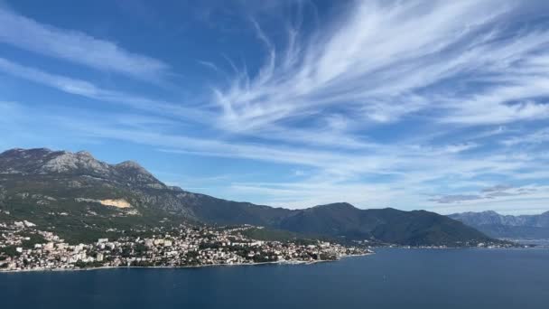 Küste Der Bucht Von Kotor Umgeben Von Einem Gebirge Panorama Lizenzfreies Stock-Filmmaterial
