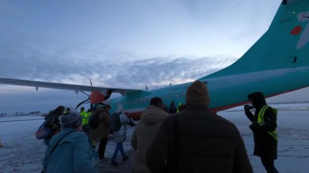 Penumpang Mendarat Pesawat Landasan Pacu Yang Tertutup Salju Rekaman Berkualitas — Stok Video
