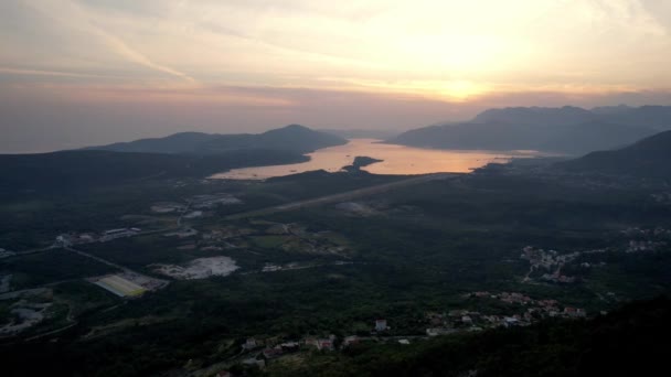 Teluk Kotor Dikelilingi Oleh Pegunungan Saat Matahari Terbenam Drone Rekaman — Stok Video